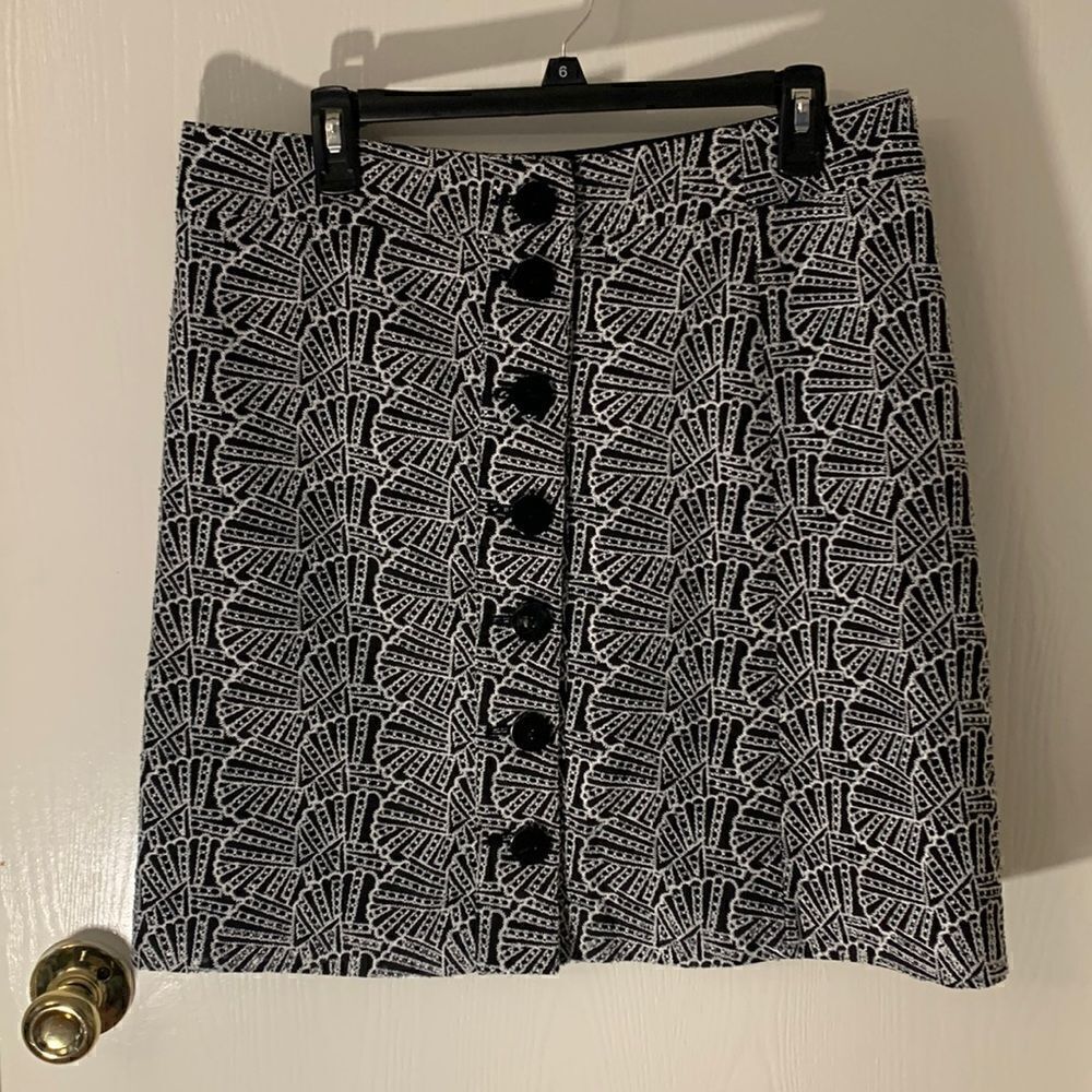 Worth black/white embroidered button down skirt Size 8